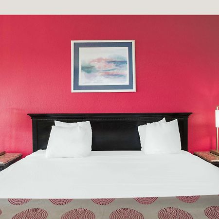 Ramada By Wyndham Edgewood Hotel & Conference Center Экстерьер фото
