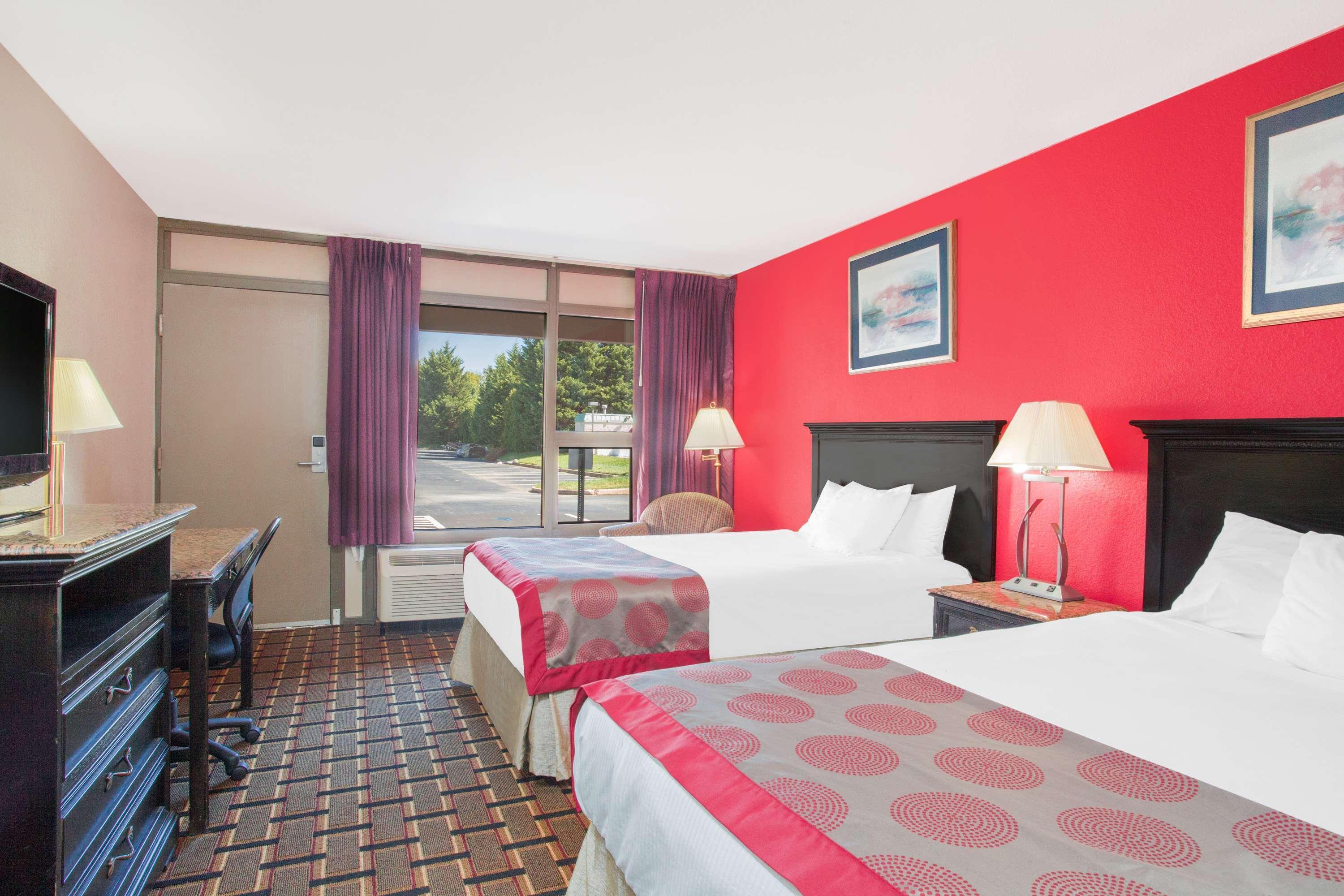 Ramada By Wyndham Edgewood Hotel & Conference Center Экстерьер фото