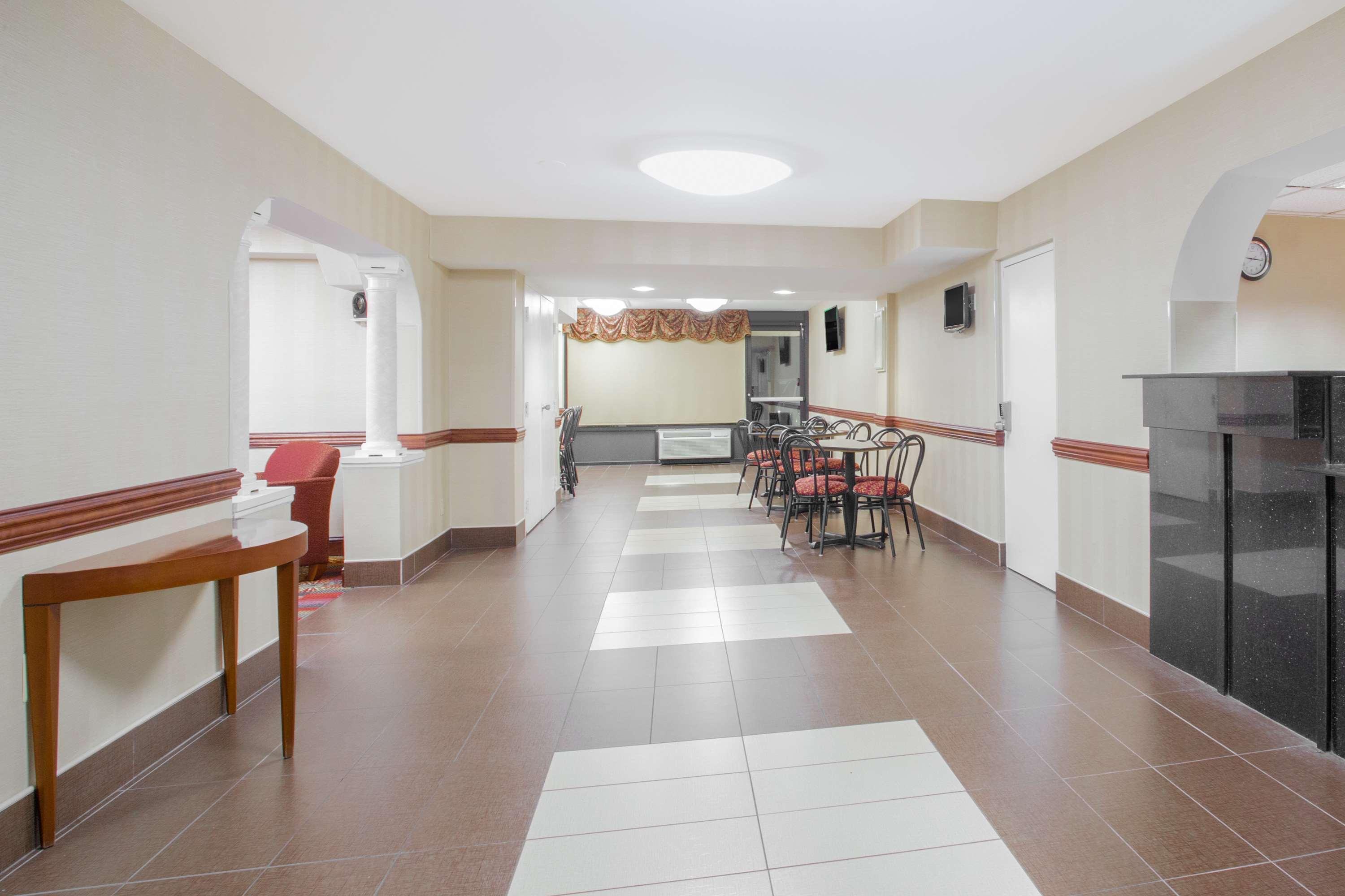 Ramada By Wyndham Edgewood Hotel & Conference Center Экстерьер фото