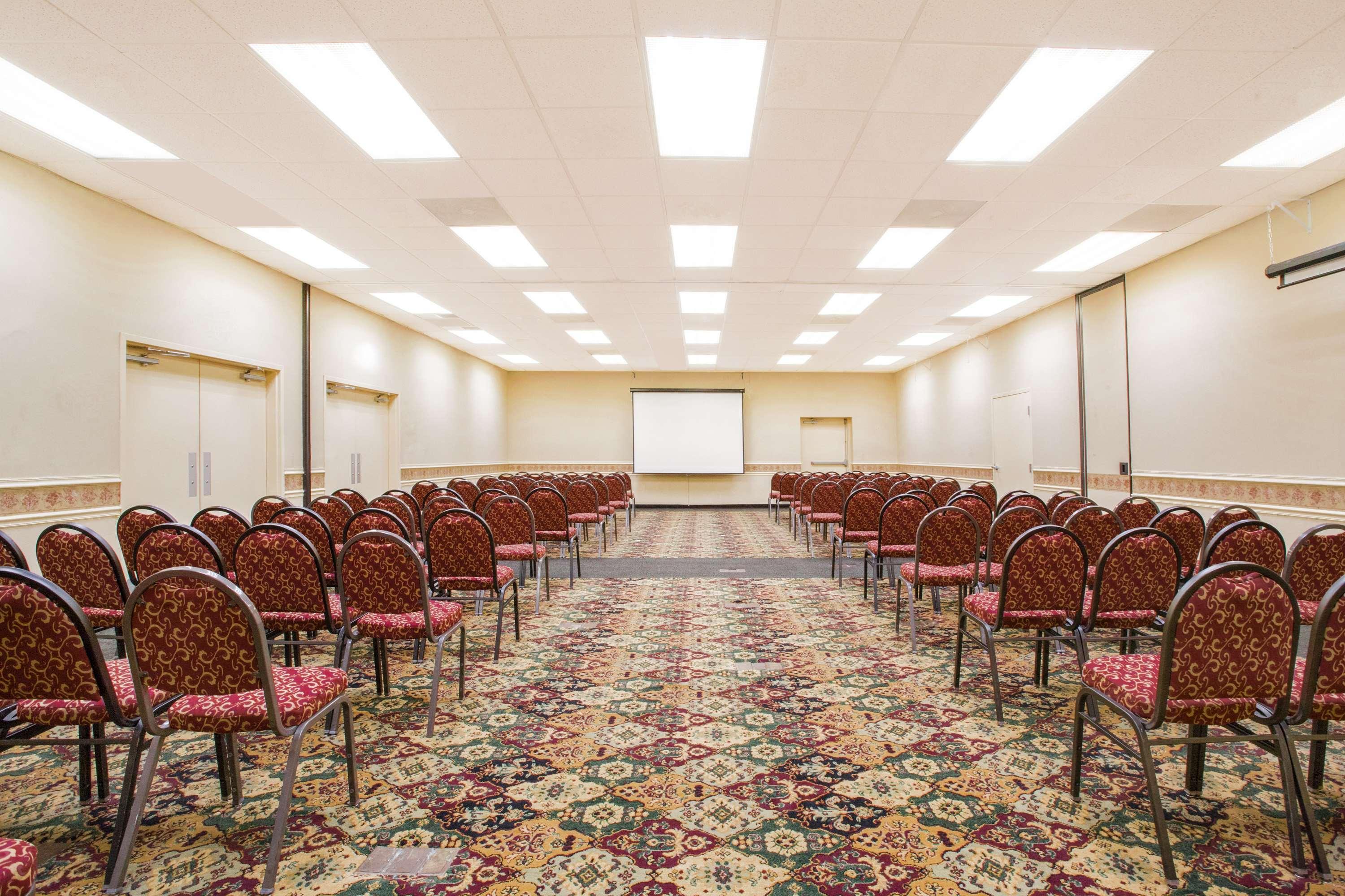Ramada By Wyndham Edgewood Hotel & Conference Center Экстерьер фото