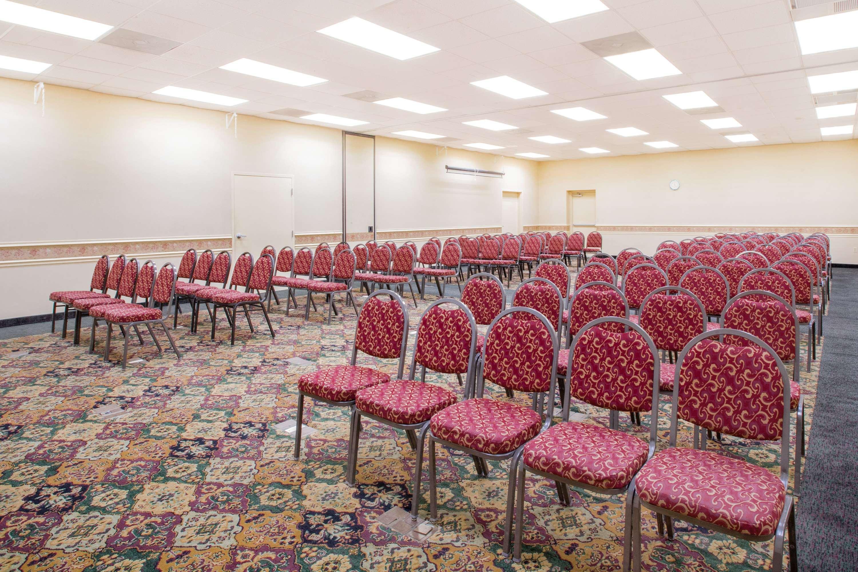 Ramada By Wyndham Edgewood Hotel & Conference Center Экстерьер фото